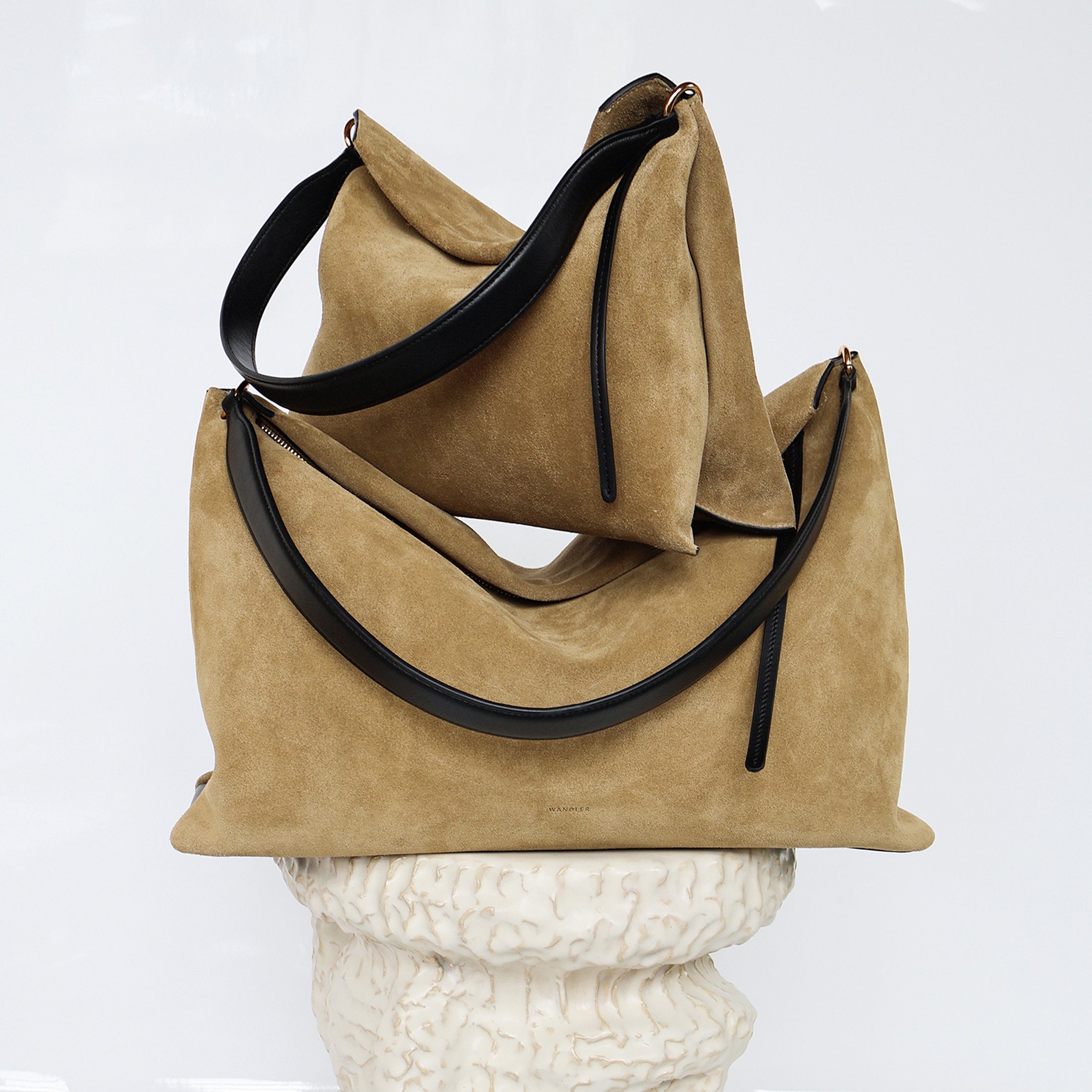 アジュバン AE ターナリー Penelope Tote - Acai Suede / Black – Wandler.com