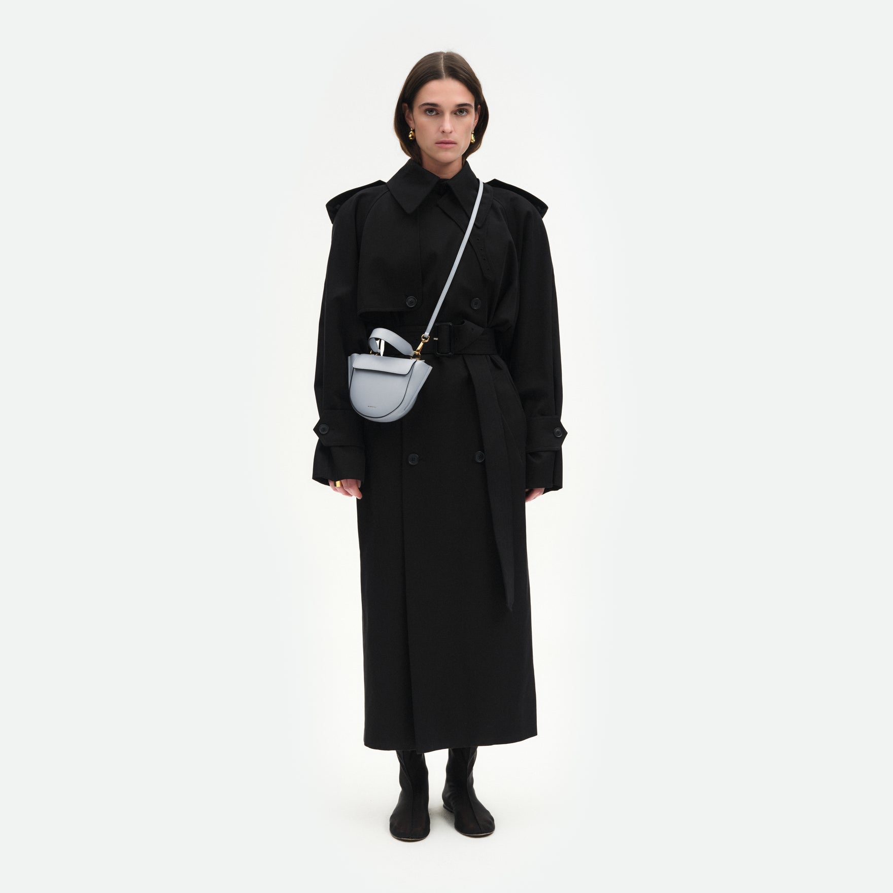 Wandler Hortensia Bag Piccola in the color  Steel, cold grey, made from Italian calf leather with golden hardware and rounded silhouette, pictured on model, worn in crossbody style, full body picture.