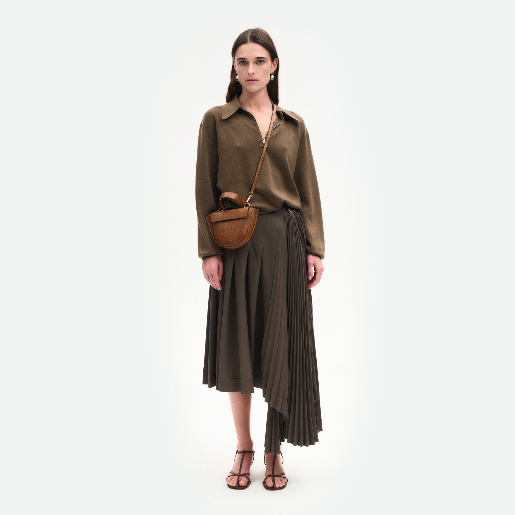 Wandler Hortensia Bag Piccola in the color Tabacco Lizzard, warm light brown with lizzard motive, made from Italian calf leather with golden hardware and rounded silhouette, pictured on model, worn in a crossbody style.