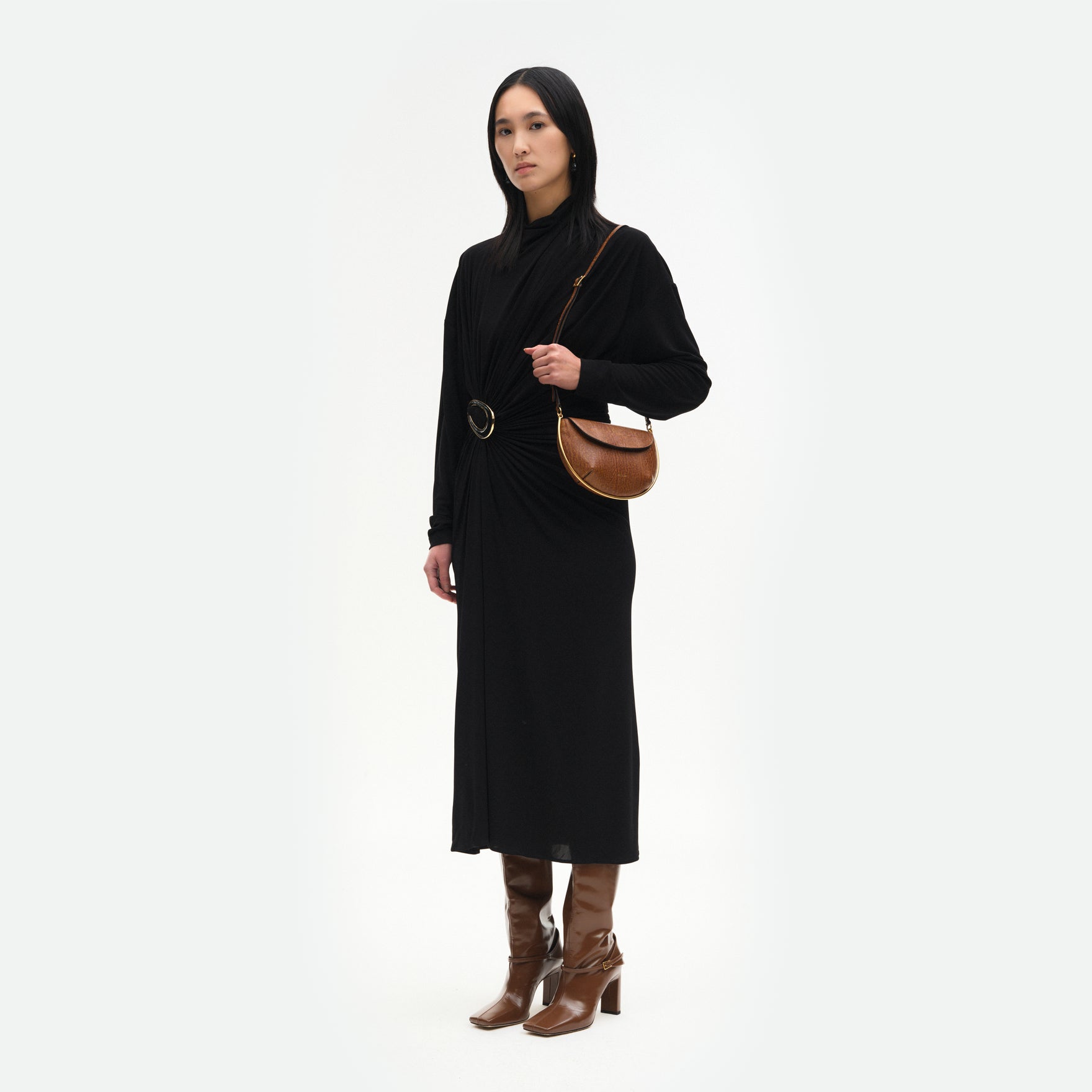 Wandler Kate Mini Crossbody in the color Tabacco Lizzard, Warm brown with lizzard motive, made from Italian calf leather with golden hardware and adjustable strap, pictured on model, worn in on the shoulder, full body picture.