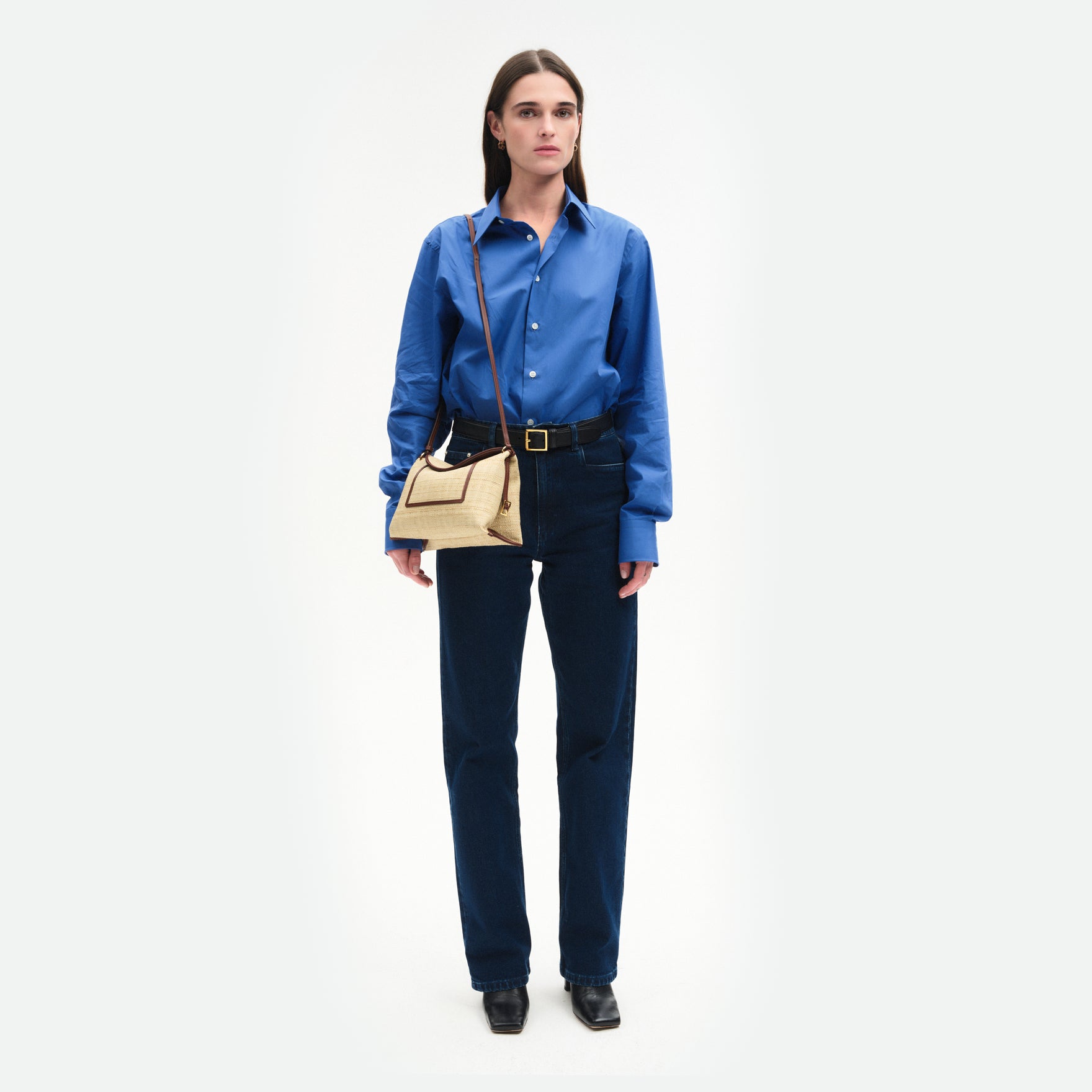 Wandler Penelope Slouch Bag in the color Beige Raffia, made from smooth calf leather with golden hardware and adjustable slim strap, pictured being worn by the model on the shoulder, full body picture. 